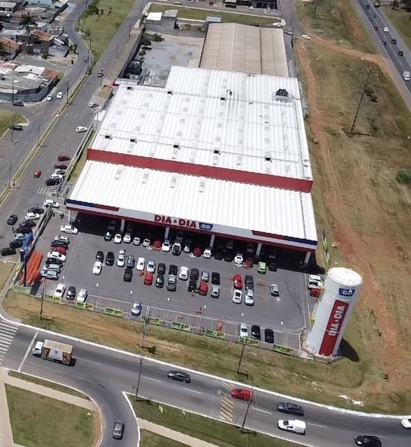 Vista aérea do Atacadista Dia a Dia em Samambaia, com loja, estacionamento e áreas de apoio
