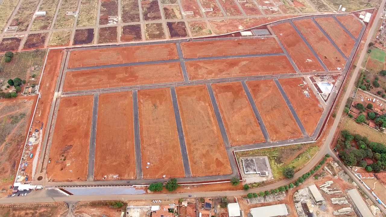 Vista aérea de loteamento com vias implantadas e quadras de lotes