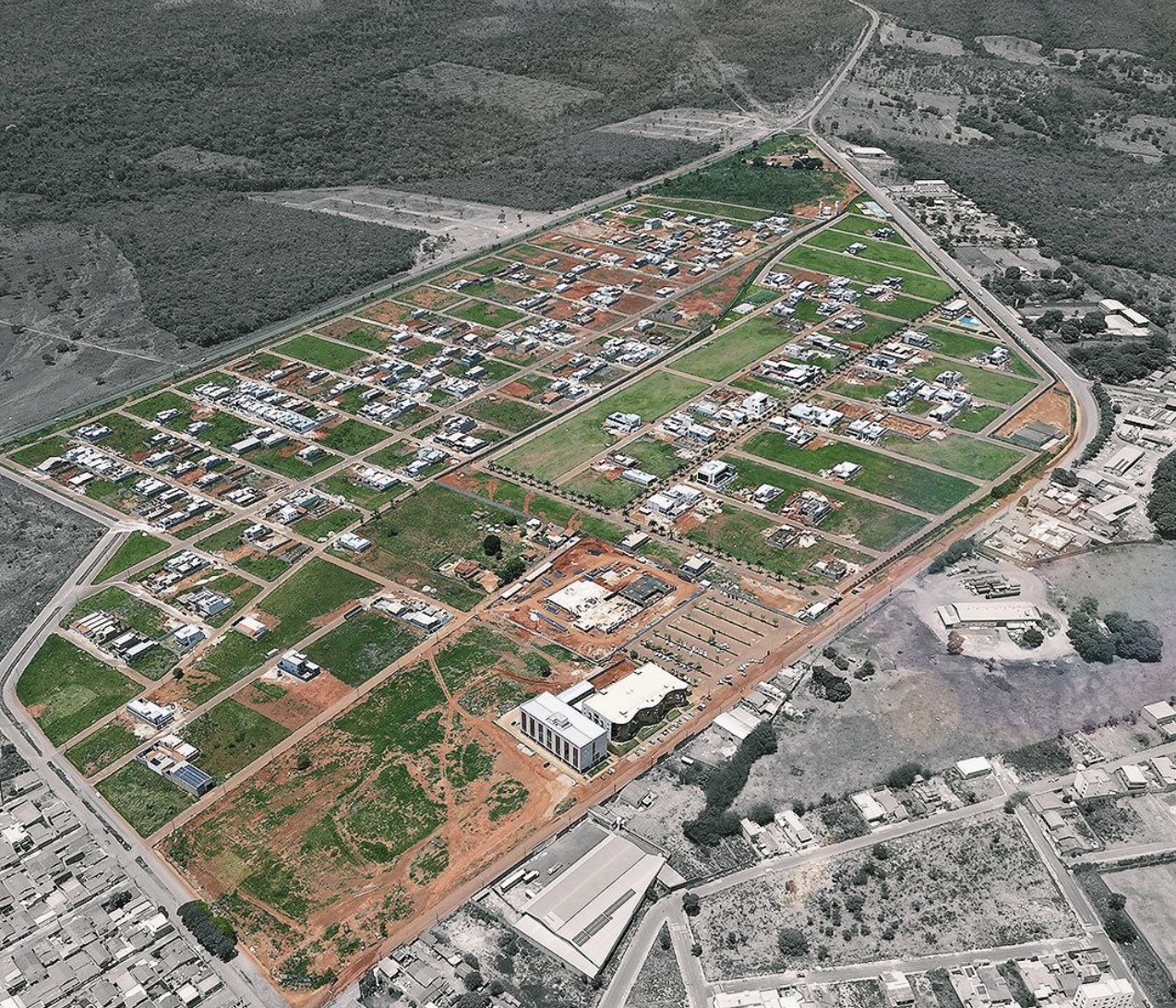 Vista aérea de loteamento com quadras, vias e ocupação residencial